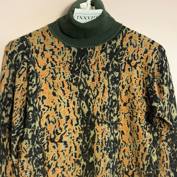GIANNI Contrast Turtleneck Sweater - Picture 2 of 11